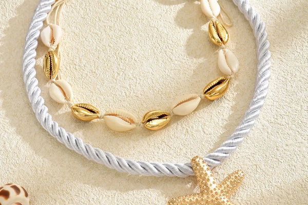 beautiful rope necklace with a star fish and shells in gold 
