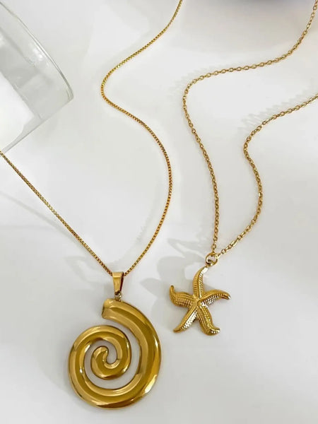 Elegant  18k gold starfish necklace with intricate starfish pendant on delicate gold chain