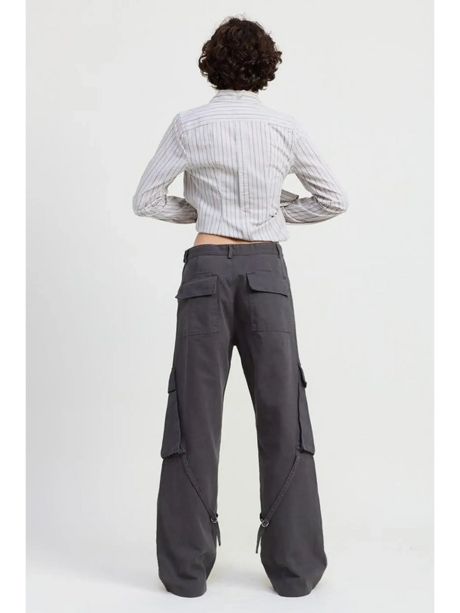 Emory Park relaxed cargo pants for women in dark gray with large pockets and wide leg design
