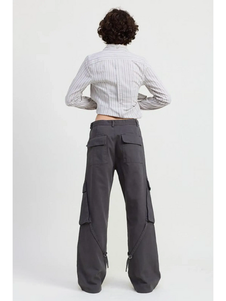 Emory Park relaxed cargo pants for women in dark gray with large pockets and wide leg design
