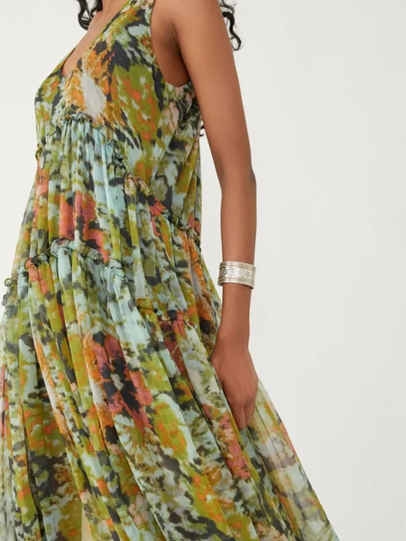Trendsi flowy maxi dress for beach with colorful abstract print and sleeveless design