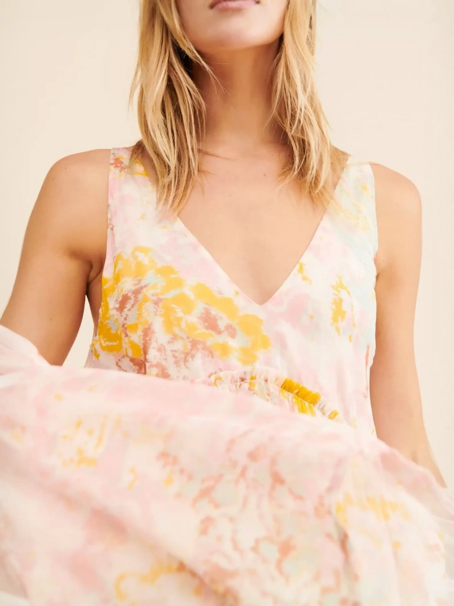 Trendsi flowy maxi dress for beach in soft pink and yellow floral pattern with V-neck design