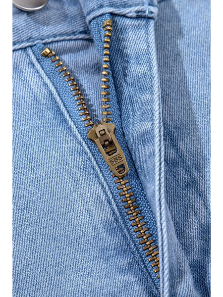 Close-up of zipper on Trendsi pleated wide leg denim shorts in blue fabric