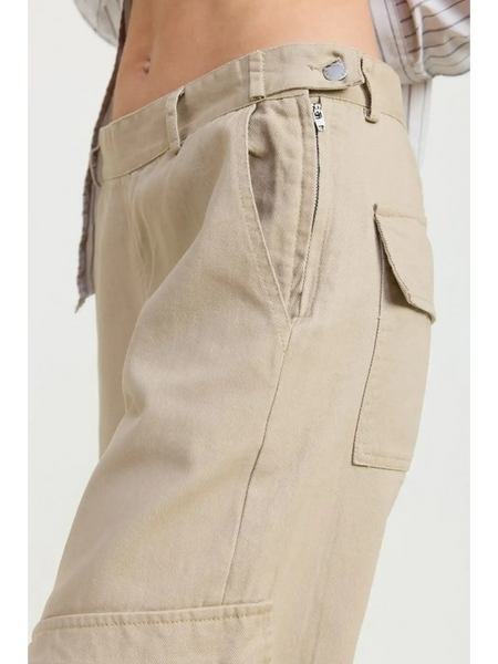 Emory Park beige relaxed cargo pants for women with side zipper and flap pocket detail