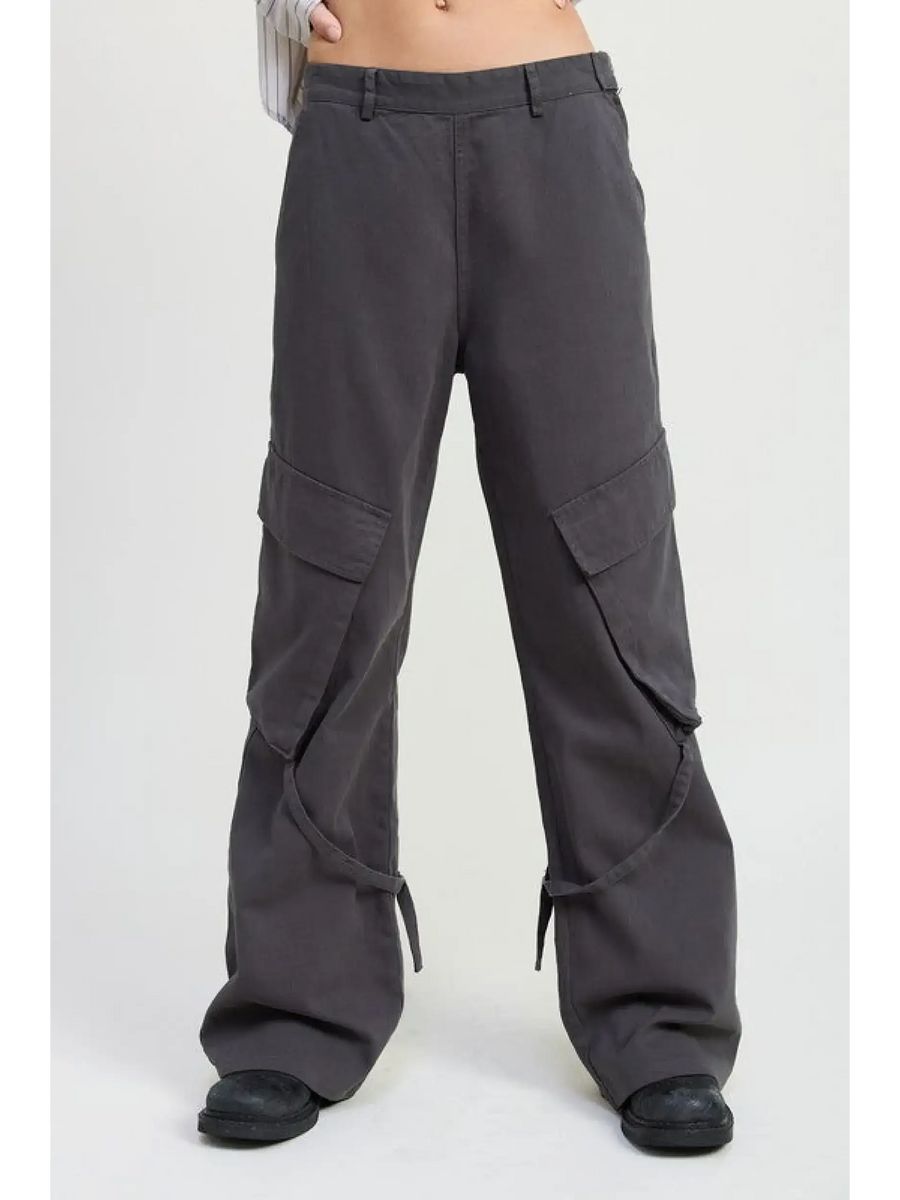 Emory Park relaxed cargo pants for women in dark gray with side pockets and loose fit