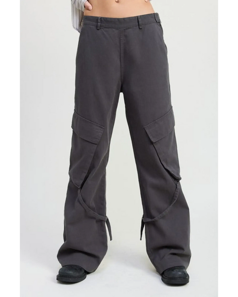 Emory Park relaxed cargo pants for women in dark gray with side pockets and loose fit
