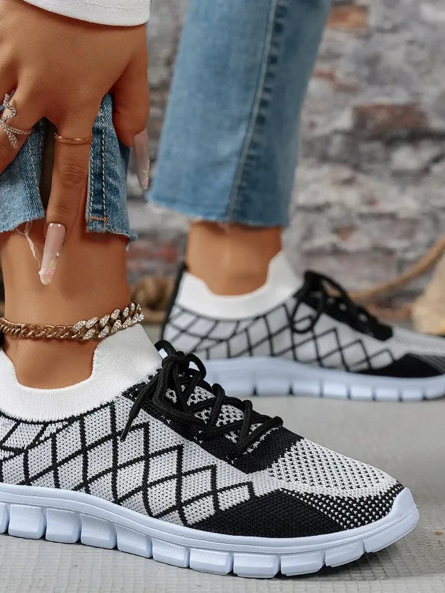 Trendsi women's breathable beach sneakers in black and white with flexible sole and mesh design